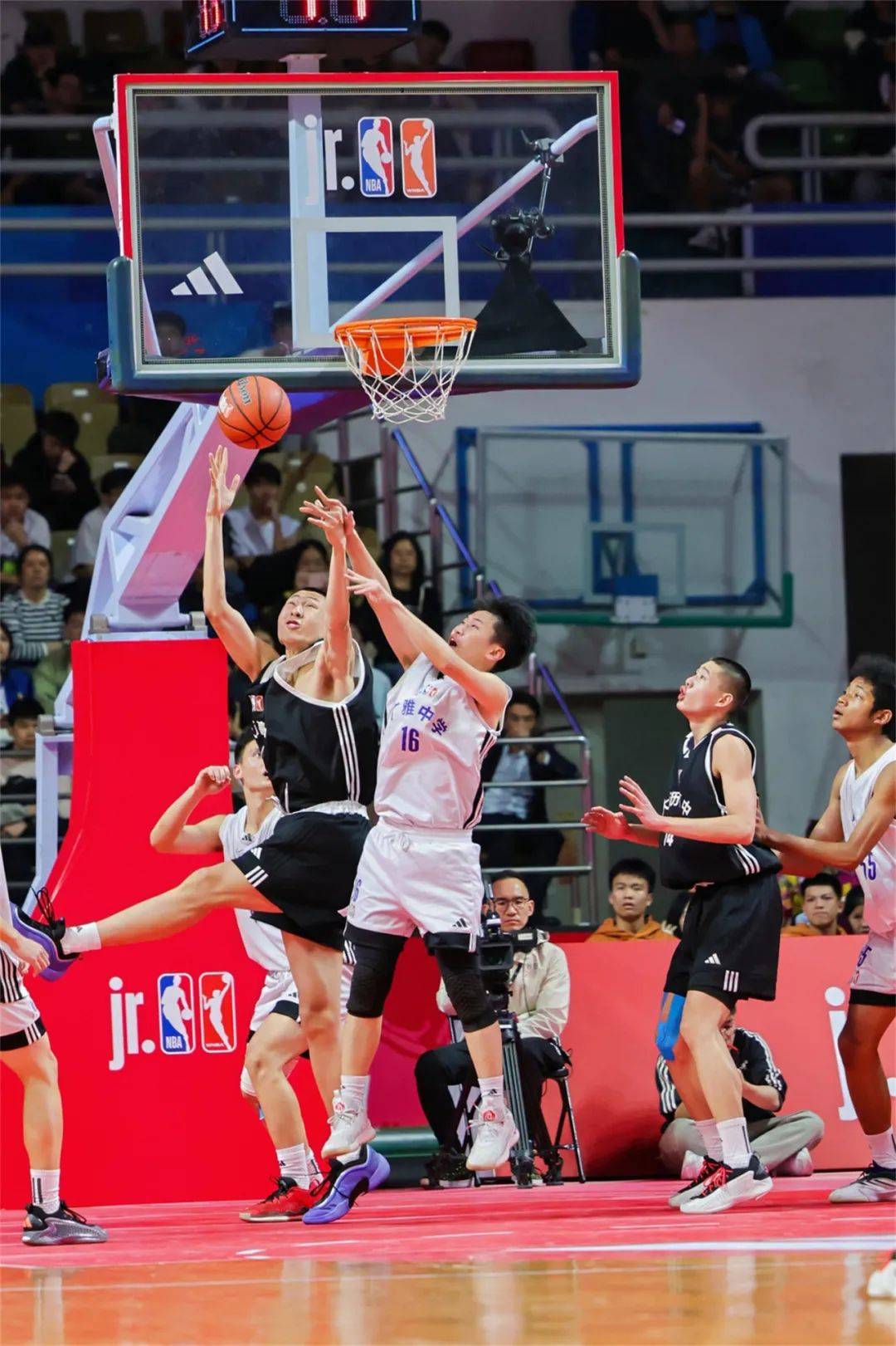 开云体育中国-每场篮球比赛都是一次视觉盛宴，吸引着无数观众的简单介绍